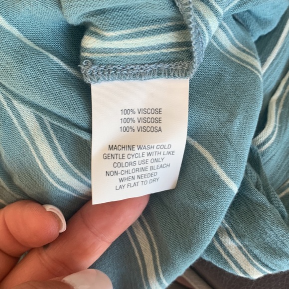 O’Neil shirt. Sleeveless, loose fitting wrap style front. - Picture 4 of 4